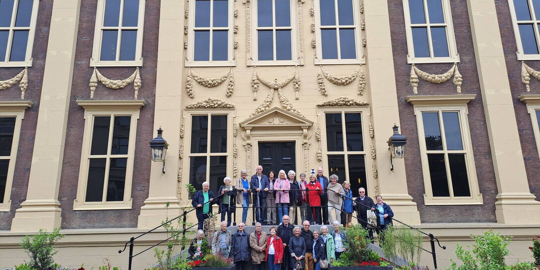 Reisegruppe auf der Treppe vor dem Mauritshuis in Den Haag
