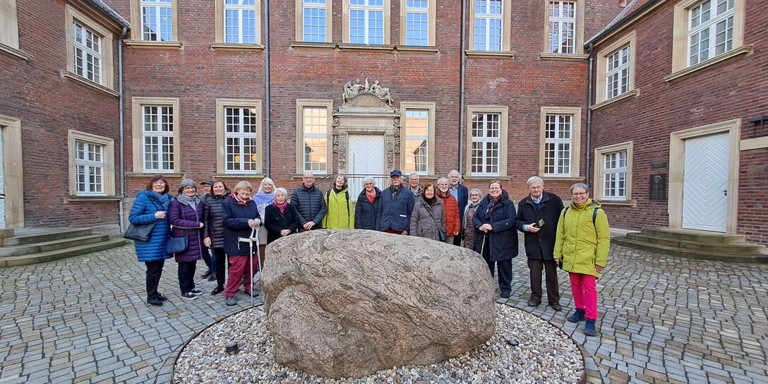 Gruppenfoto der Clubmitglieder im Innenhof des Geomuseums