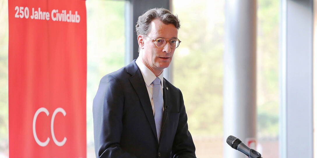 Ministerpräsident Hendrik Wüst spricht am Rednerpult vor dem Banner „250 Jahre Civilclub“