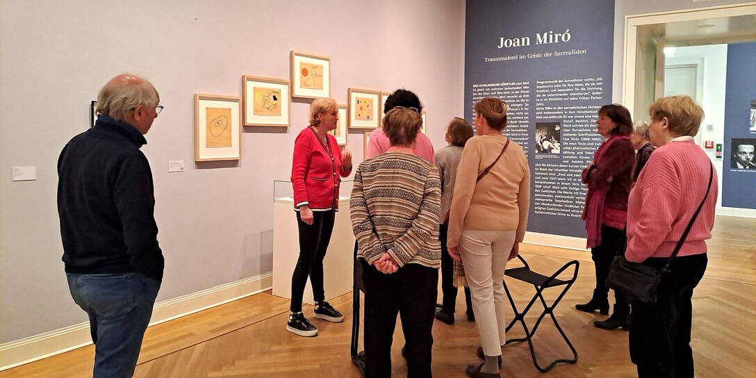 Clubmitglieder bei einer Führung durch eine Ausstellung mit Werken von Joan Miró