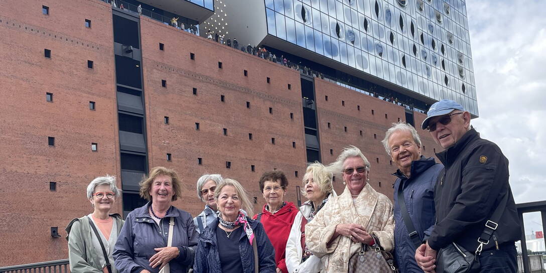 Gruppenfoto der Clubmitglieder vor der Elbphilharmonie in Hamburg