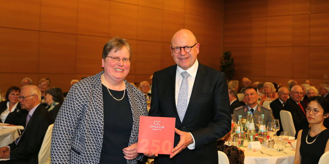 Präsidentin Michaela Heuer überreicht Oberbürgermeister Markus Lewe die Jubiläumsschrift