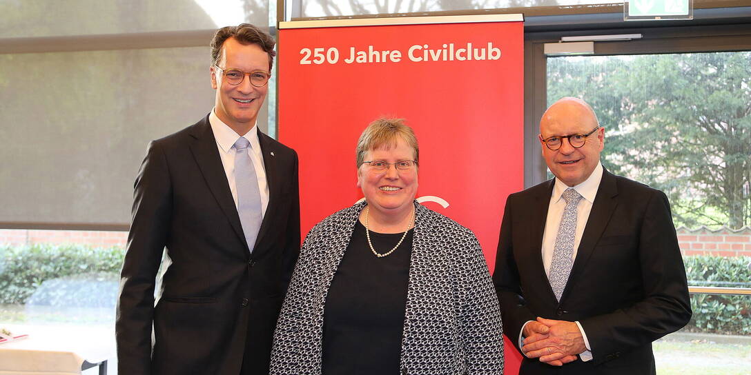 Hendrik Wüst, Präsidentin Michaela Heuer und Oberbürgermeister Markus Lewe vor dem Banner „250 Jahre Civilclub“