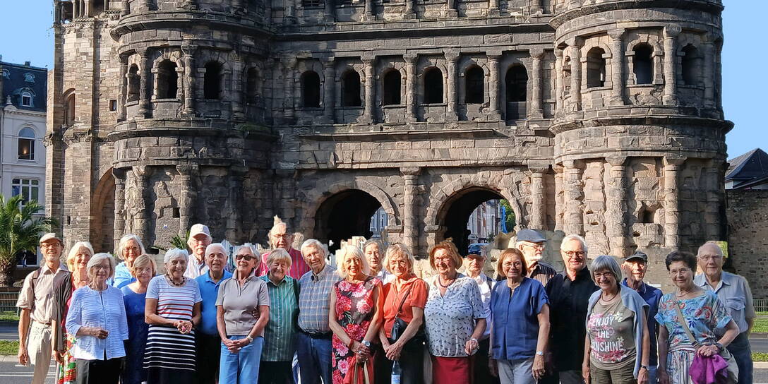 Gruppenfoto der Reisegruppe vor der Porta Nigra in Trier