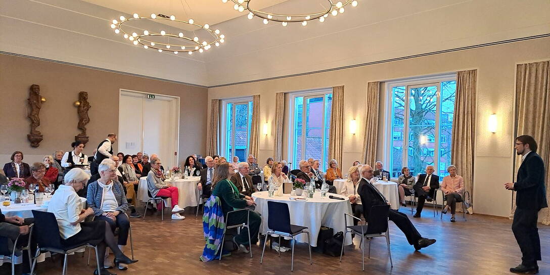 Clubabend mit Vortrag in einem festlichen Saal