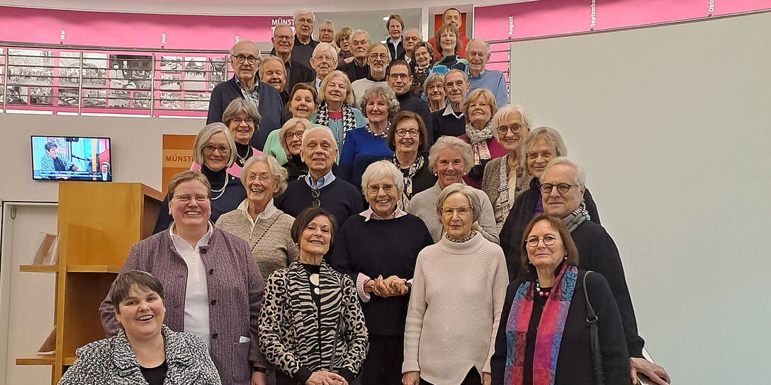 Gruppenfoto der Clubmitglieder auf der Treppe im Stadtmuseum Münster