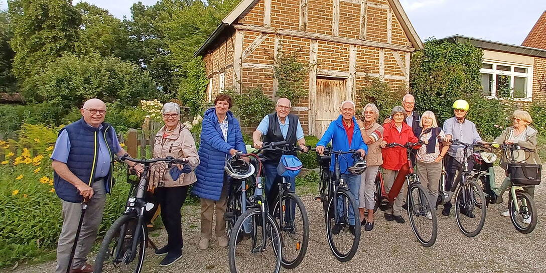 Teilnehmerinnen und Teilnehmer der Radtour 2023 mit ihren Fahrrädern vor einem Fachwerkhaus